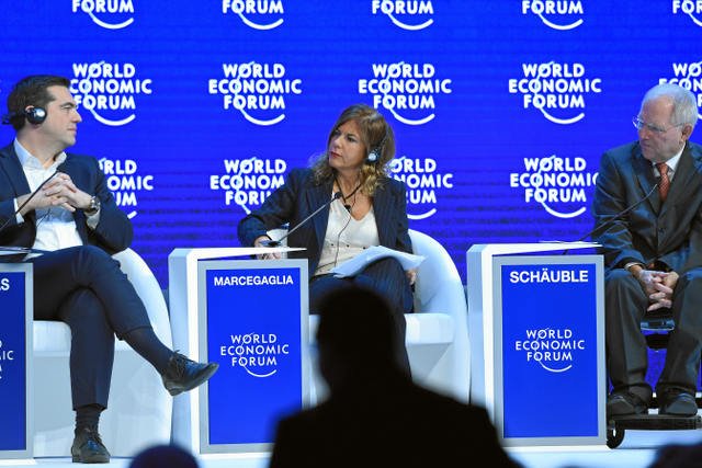 Alexis Tsipras vs. Wolfgang Schaeuble. Pośrodku Emma Marcegaglia, szefowa Eni