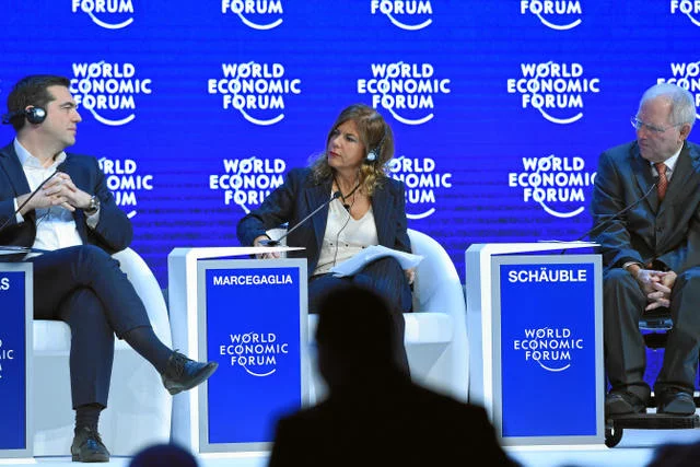 Alexis Tsipras vs. Wolfgang Schaeuble. Pośrodku Emma Marcegaglia, szefowa Eni
