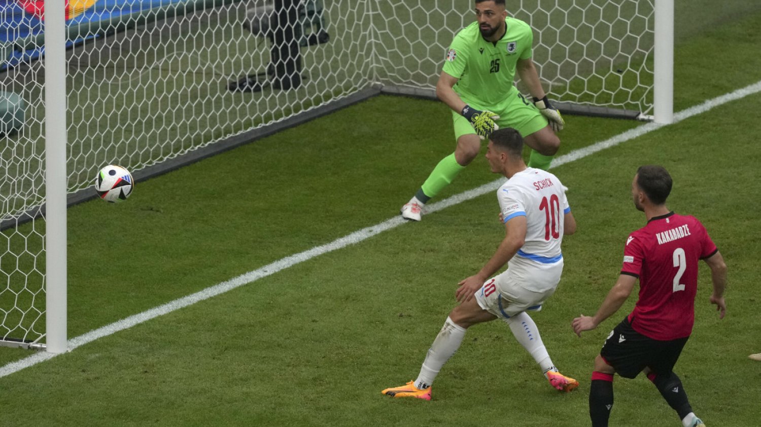 Patrik Schick (na biało), król strzelców poprzedniego Euro, klatką piersiową strzela gola Gruzinom