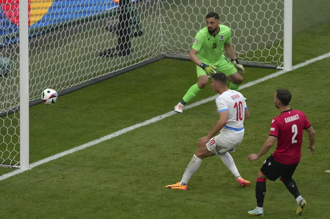 Patrik Schick (na biało), król strzelców poprzedniego Euro, klatką piersiową strzela gola Gruzinom