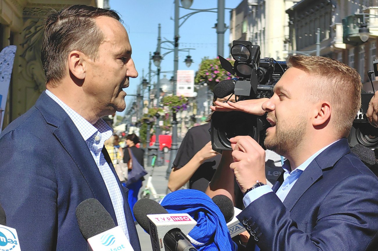 Ozdoba wtargnął na konferencję Sikorskiego, chciał mu wręczyć koszulkę z logo Gazpromu