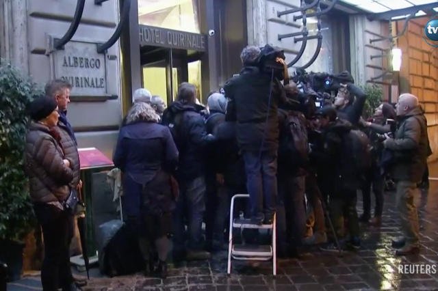 Dziennikarze i protestujący pod hotelem z którego kardynał George Pell składał za pośrednictwem wideokonferencji zeznania przed komisją w Australii.