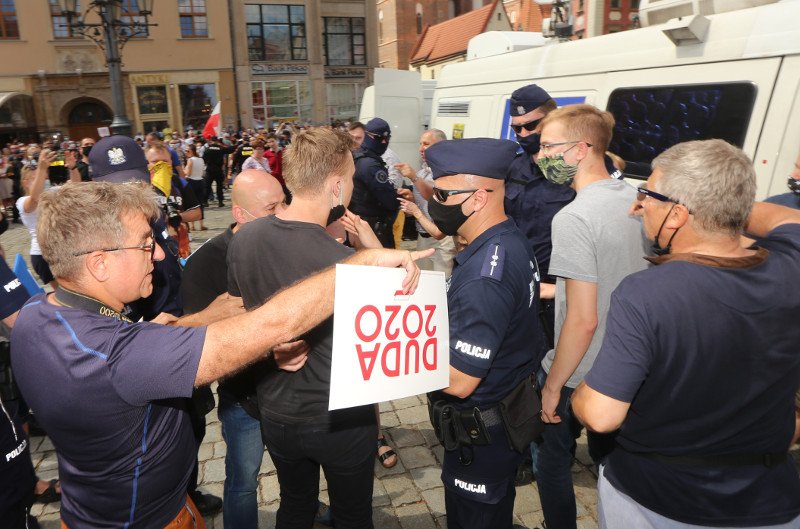 Dziennikarz "Gazety Wrocławskiej" opisuje atak zwolennika Andrzeja Dudy.