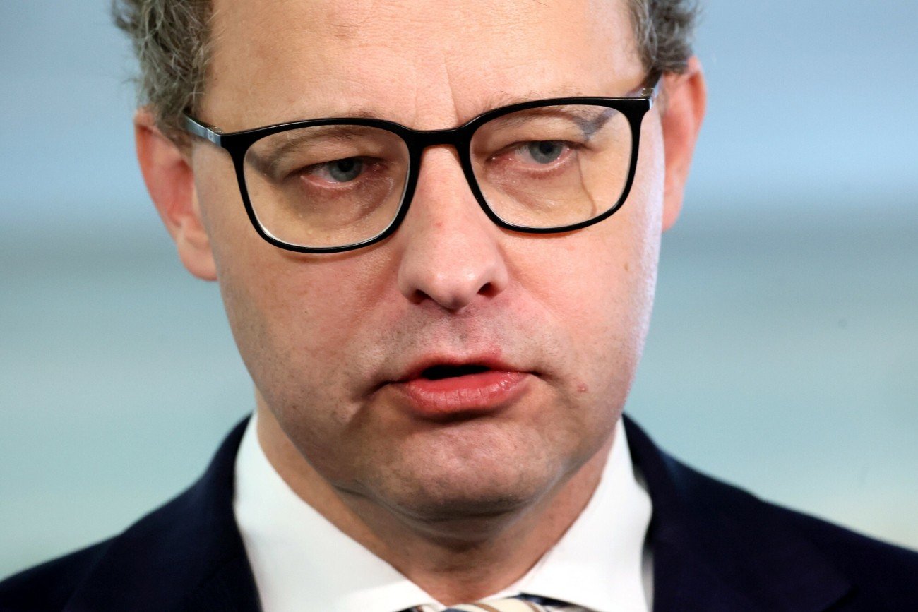 Marcin Romanowski na korytarzu sejmowym. Podejrzany o przekręty w Funduszu Sprawiedliwości domaga się wyjaśnień od premiera Donalda Tuska ws. WOŚP. Skierował cztery interpelacje.