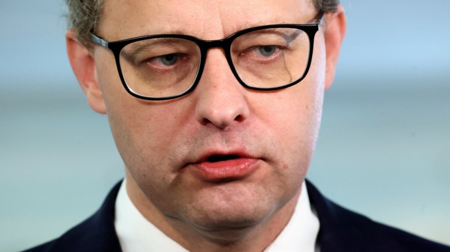 Romanowski na Węgrzech nie próżnuje. Polityk PiS podejrzany o udział w zorganizowanej grupie przestępczej chce prześwietlać WOŚP. Marcin Romanowski na korytarzu sejmowym. Podejrzany o przekręty w Funduszu Sprawiedliwości domaga się wyjaśnień od premiera Donalda Tuska ws. WOŚP. Skierował cztery interpelacje.