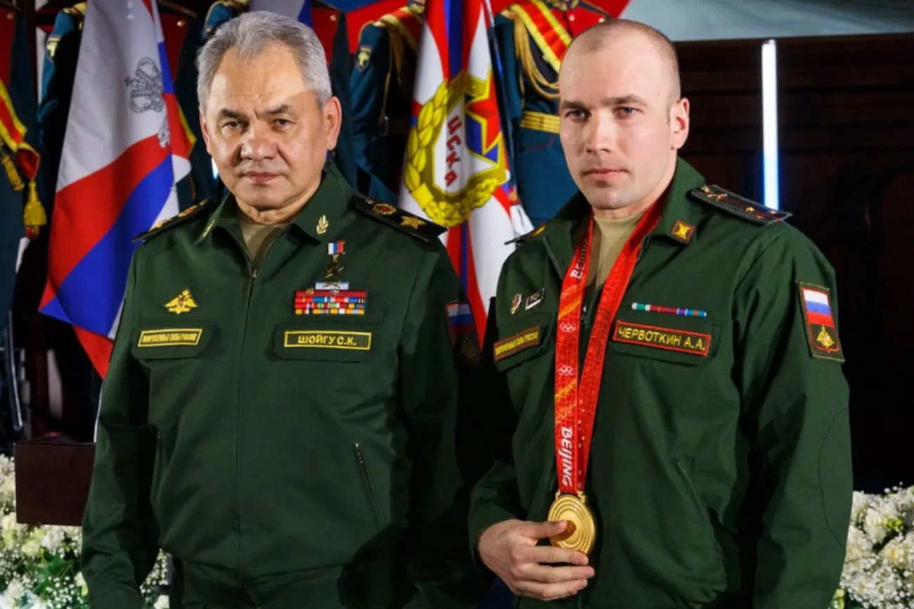 Na zdjęciu minister obrony Federacji Rosyjskiej Siergiej Szojgu oraz mistrz olimpijski - Aleksiej Czerwotkin.