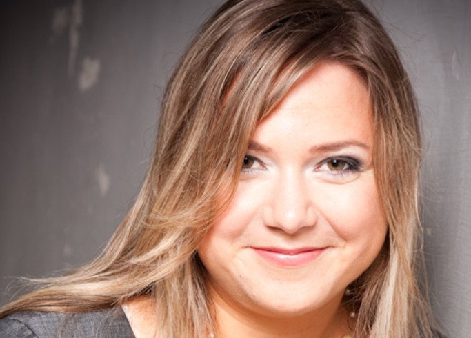 Barbara Pente założyła firmę Logical Room, która organizuje gry "escape". Grupa ludzi zamknięta w pokoju ma godzinę by rozwiązać szereg zagadek i wydostać się z pomieszczenia.