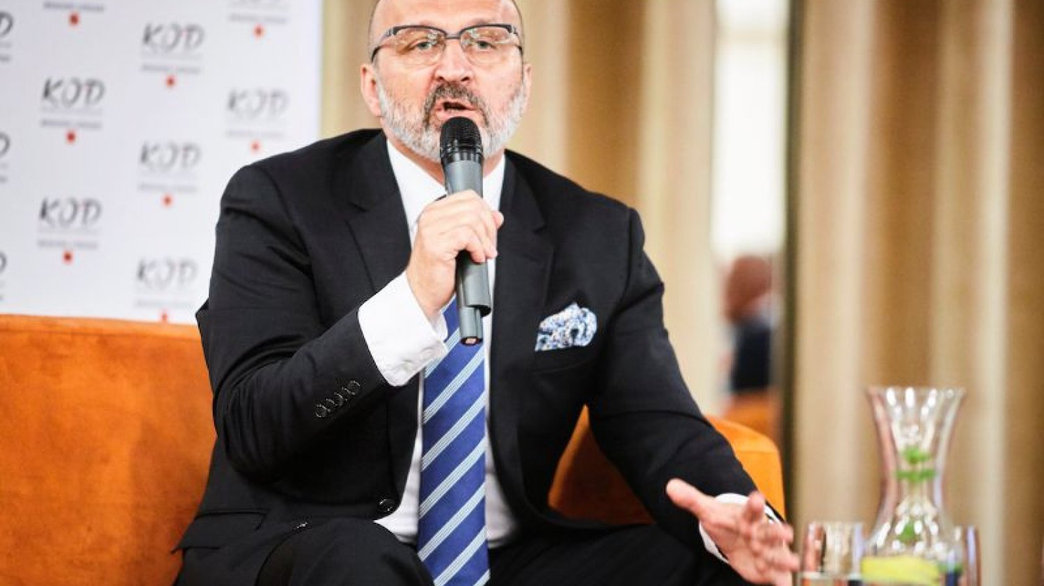 Kazimierz Marcinkiewicz podczas spotkania ze zwolennikami KOD