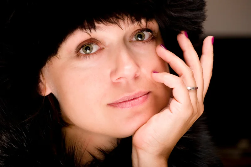 Sylwia Kubryńska sama kiedyś pracowała w urzędzie, sama jadła serniczki i biegała za burmistrzem. Teraz własne doświadczenia opisuje w książce "Biurwa".
