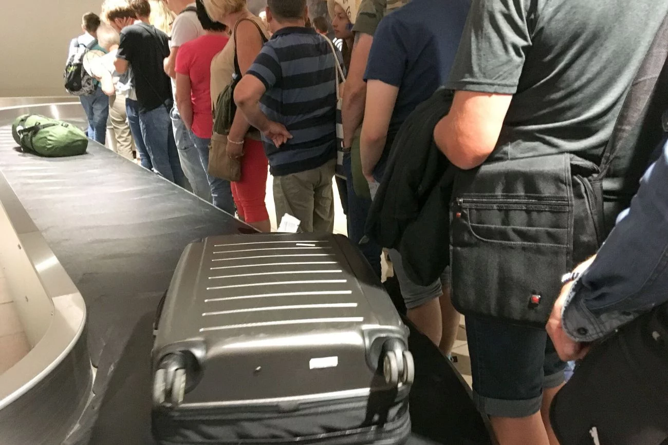 Nielegalna zawartość bagażu na Lotnisko Chopina Papierosy w bagażu na Lotnisku Chopina