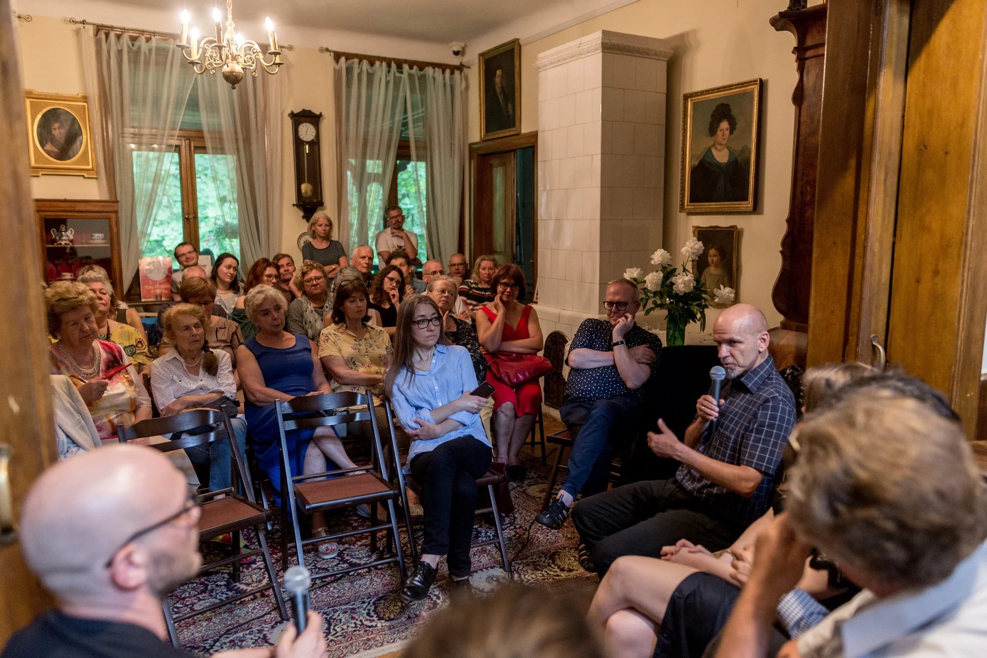 Publiczność w trakcie panelu dyskusyjnego „Małe ojczyzny wielkich poetów” w Muzeum im. Anny i Jarosława  Iwaszkiewiczów w Stawisku.