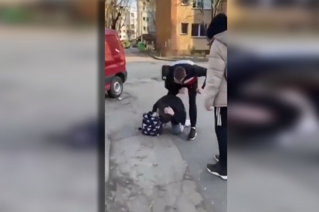 Pruszków. Dramatyczne pobicie nastolatka, policja zatrzymała sześć osób.