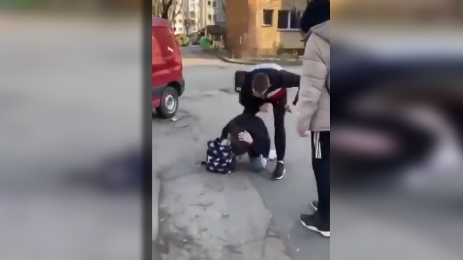 Pruszków. Dramatyczne pobicie nastolatka, policja zatrzymała sześć osób.