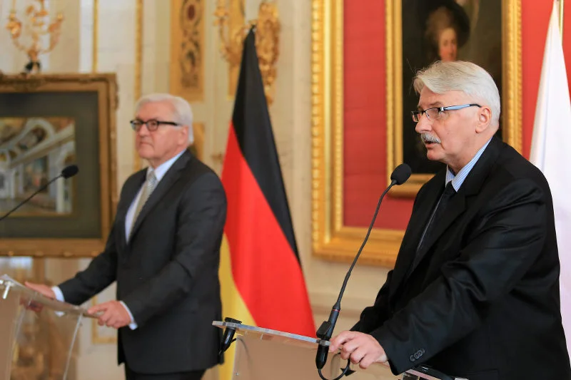 Gdy Witold Waszczykowski chwalił się podręcznikiem do historii, jego koleżanka z rządu już planowała likwidację gimnazjów.
