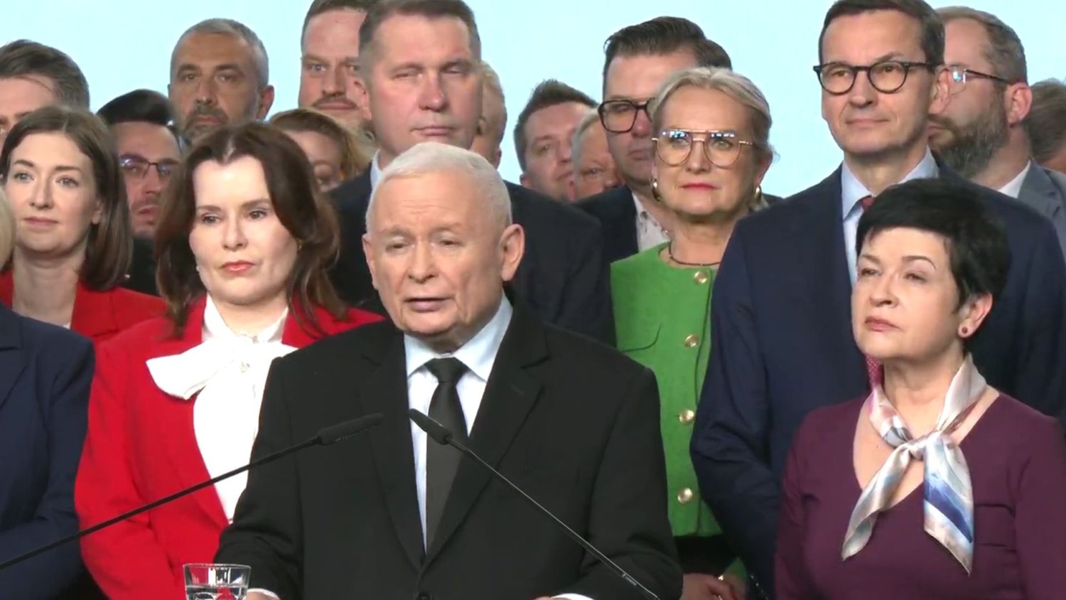 Konferencja PiS jak żart. Kaczyński o Morawieckim nie wspomniał, choć za nim stał