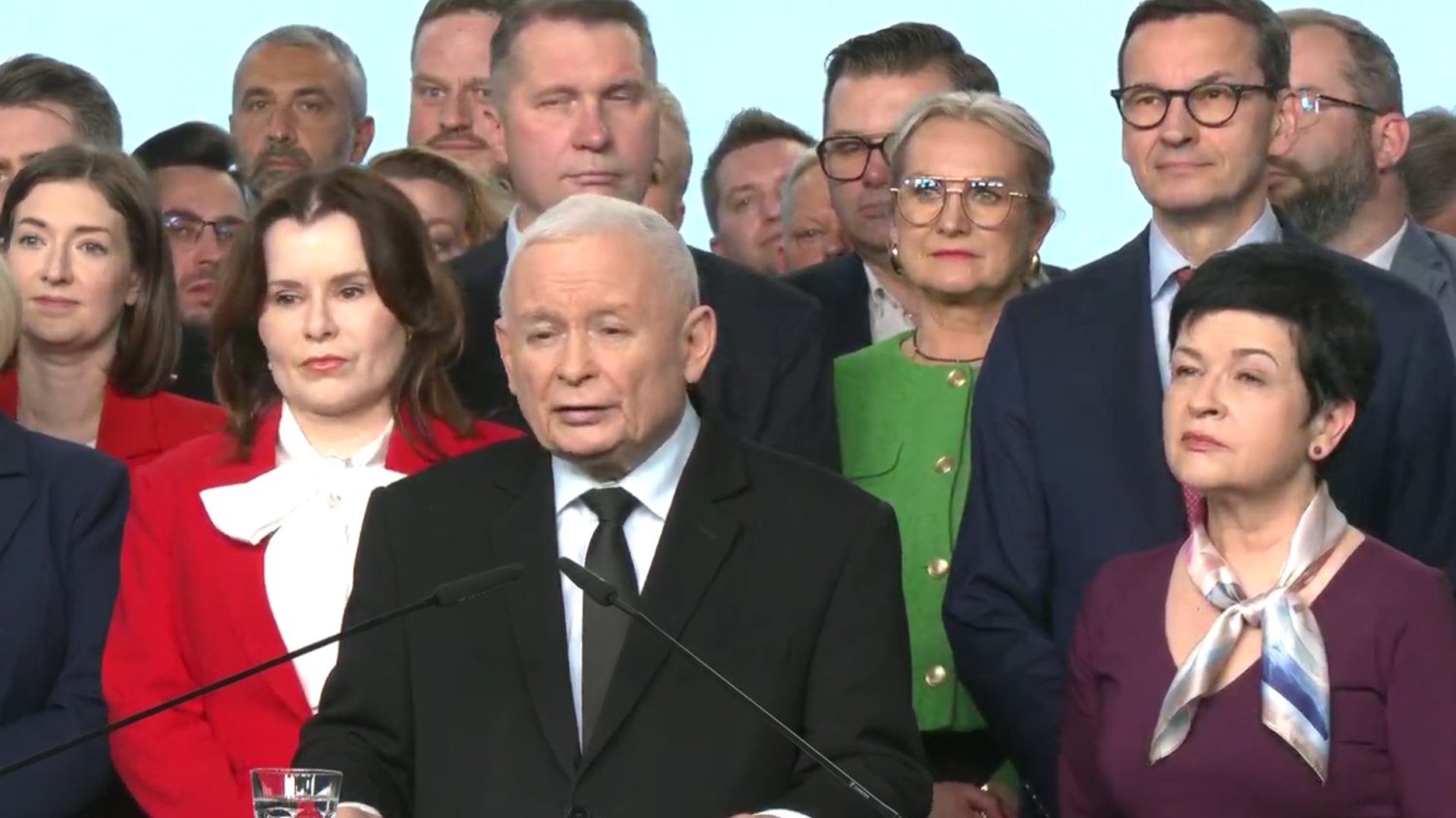 Konferencja PiS jak żart. Kaczyński o Morawieckim nie wspomniał, choć za nim stał Konferencja prasowa PiS