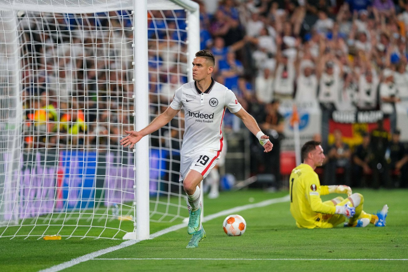 Rafael Borre zdobył gola i wykorzystał decydującą jedenastkę - zostając bohaterem finału i symbolem sukcesu Eintrachtu.