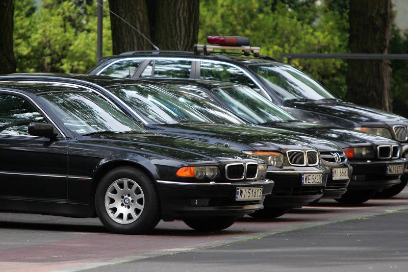 Samochody rządowe przed Kancelarią Premiera