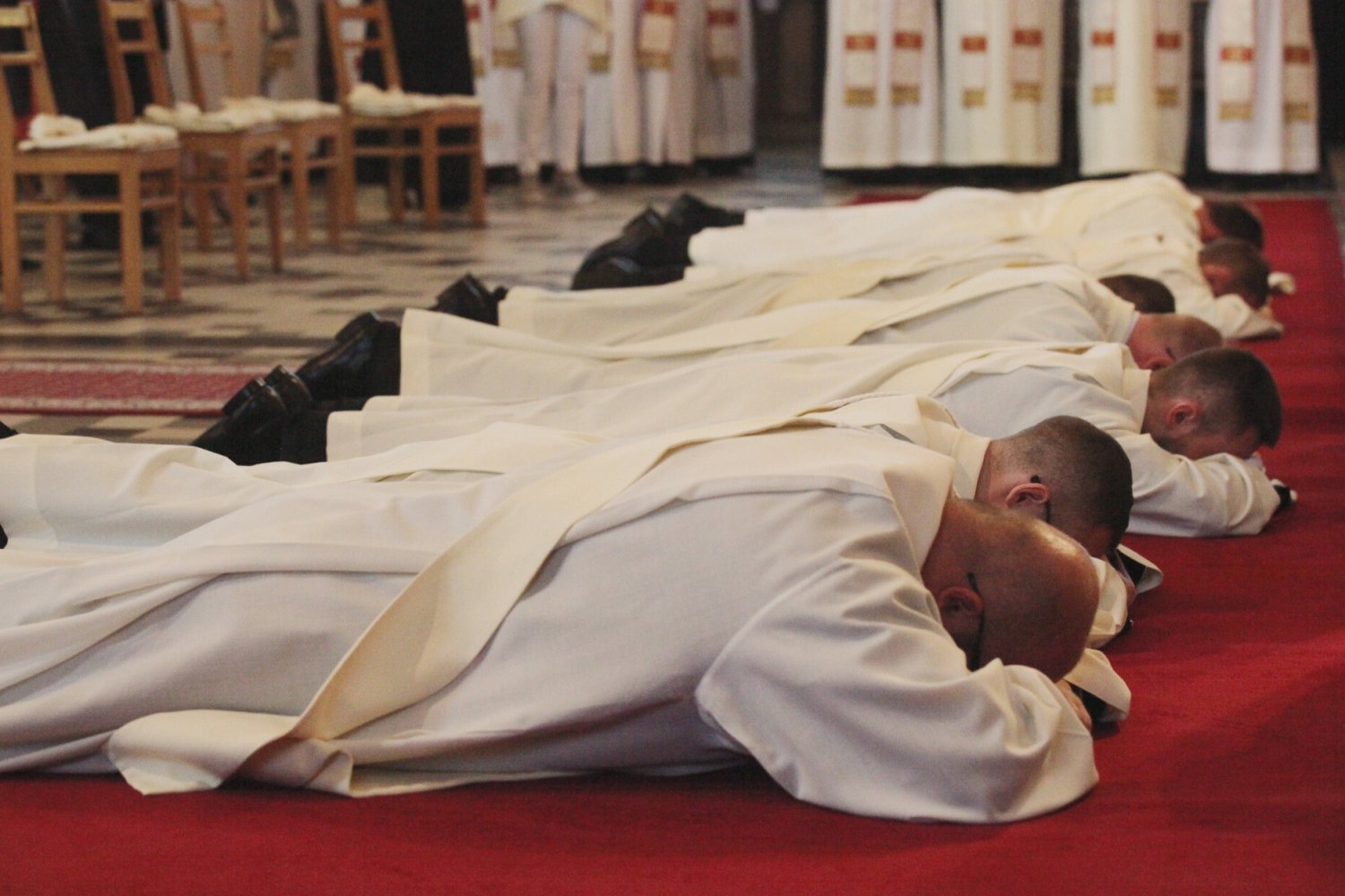 Księża podczas powołań, zdjęcie ilustracyjne