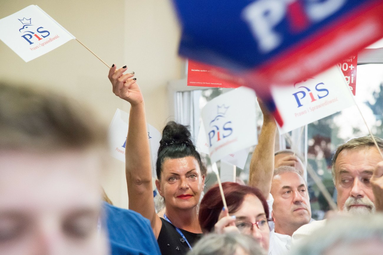 Od kilku tygodni w mediach głośno jest o politykach związanych z PiS, którzy nie afiszują się logo swojej partii. (zdjęcie ilustracyjne z wiecu PiS w 2019 roku).