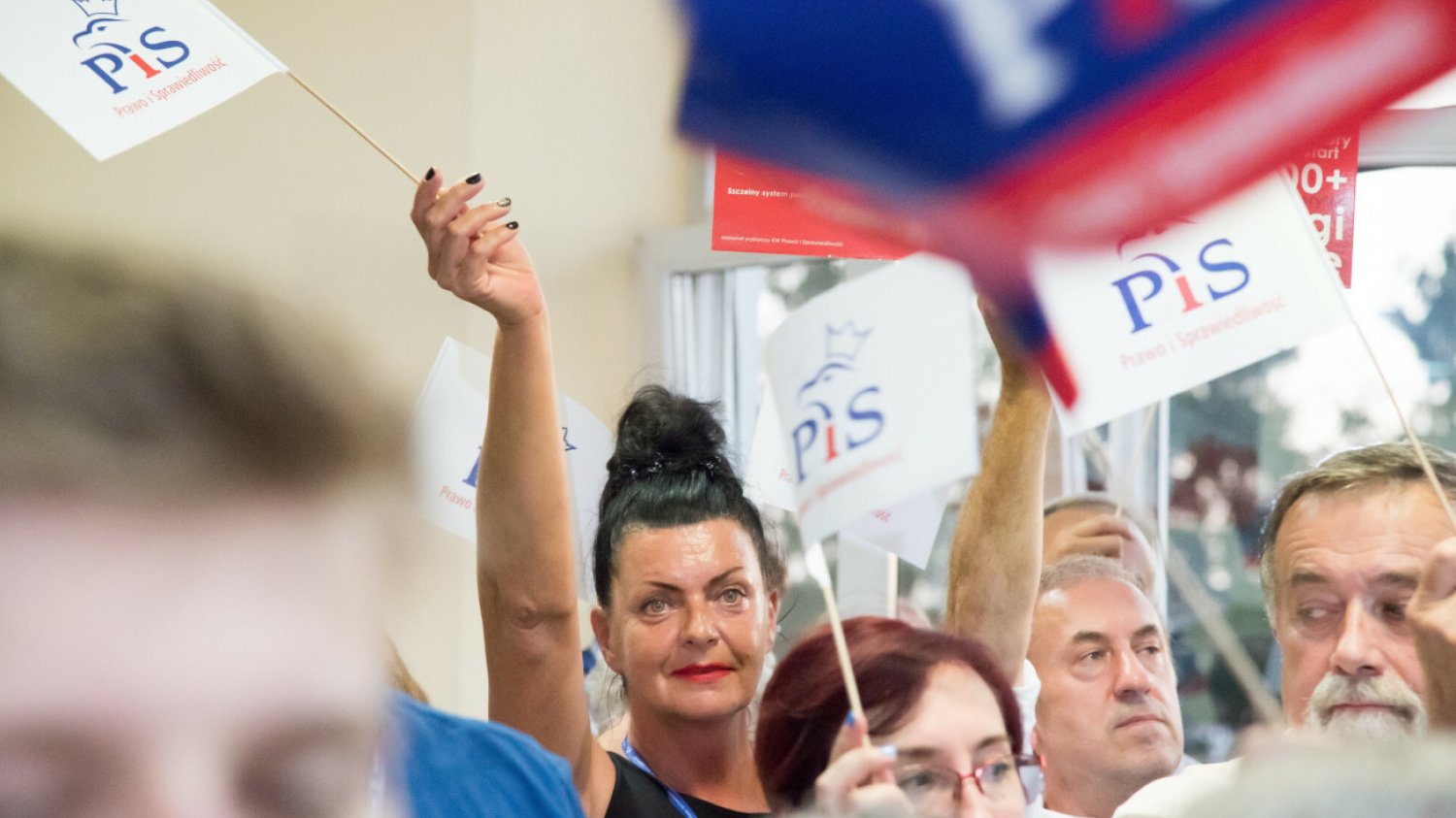 Od kilku tygodni w mediach głośno jest o politykach związanych z PiS, którzy nie afiszują się logo swojej partii. (zdjęcie ilustracyjne z wiecu PiS w 2019 roku).