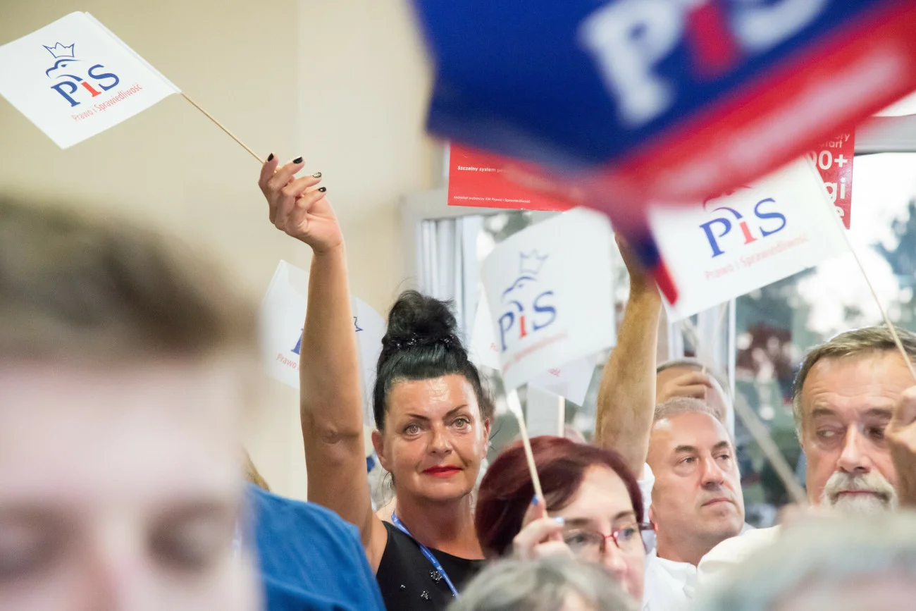 Od kilku tygodni w mediach głośno jest o politykach związanych z PiS, którzy nie afiszują się logo swojej partii. (zdjęcie ilustracyjne z wiecu PiS w 2019 roku).
