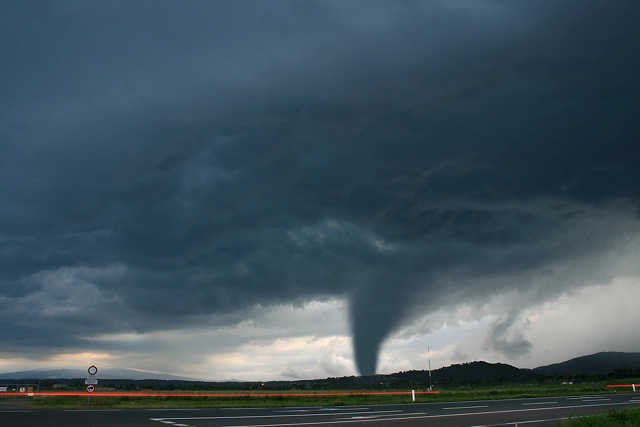 Trąba powietrzna wyłaniająca się z chmury burzowej