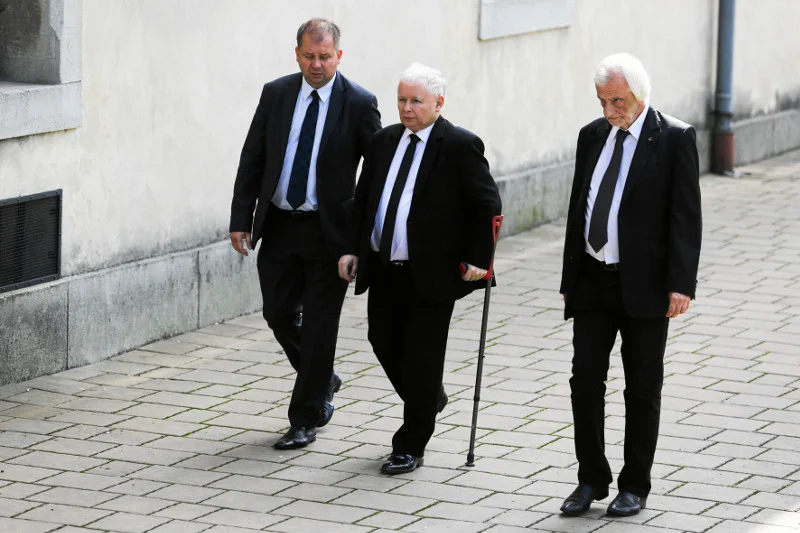 "Super Express": Kaczyński będzie chodzić o kulach, przed nim dwie operacje.