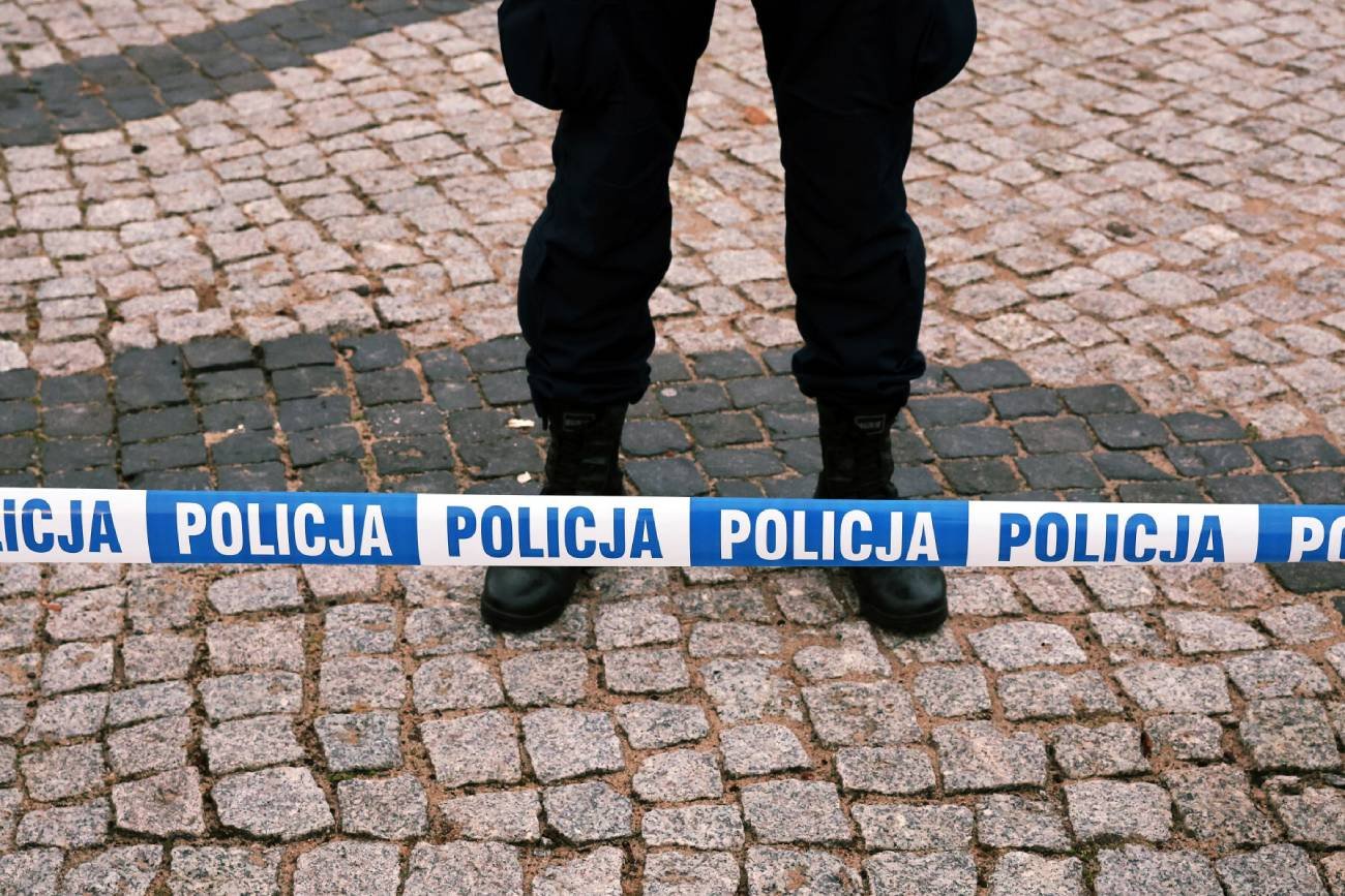 Naga 20-latka znaleziona w Warszawie. Trwa obława za sprawcą