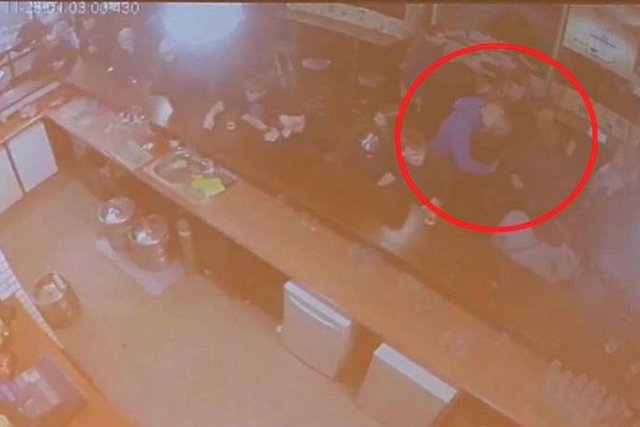 Sąd w Poznaniu pokazał nowe nagranie, na którym widać, jak Adam Z. przytula się do koleżanek w Pijalni Wódki i Piwa.