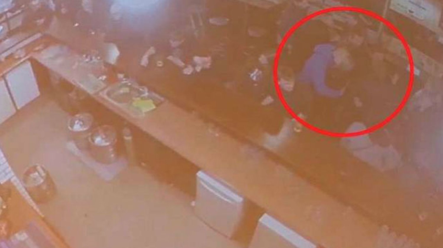Sąd w Poznaniu pokazał nowe nagranie,  na którym widać, jak Adam Z. przytula się do koleżanek w Pijalni Wódki i Piwa.
