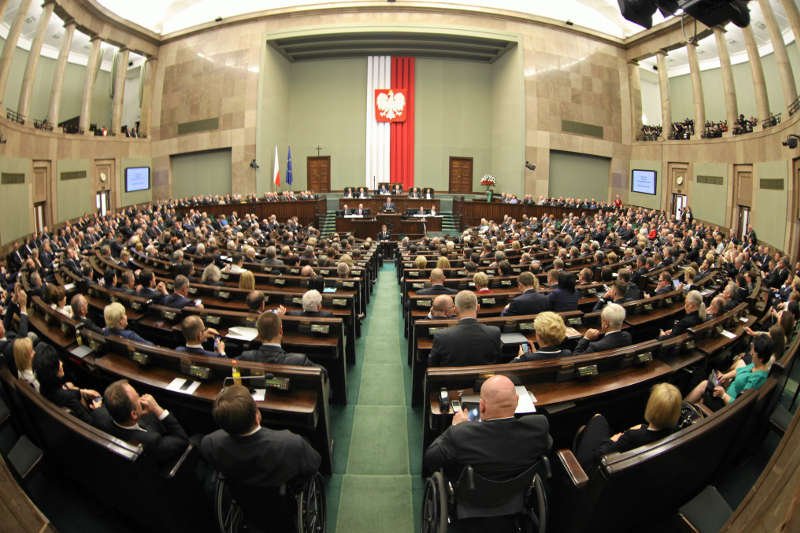 W najnowszym sondażu CBOS PO wyprzedza PiS o 8 punktów procentowych, a do Sejmu wchodzi Janusz Korwin-Mikke