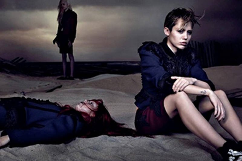 Najnowsza kampania Marca Jacobsa wykorzystuje motyw martwej kobiety. Uprzedmiotowione wizerunki kobiet – ofiar przemocy są bardzo częste w historii fotografii mody.