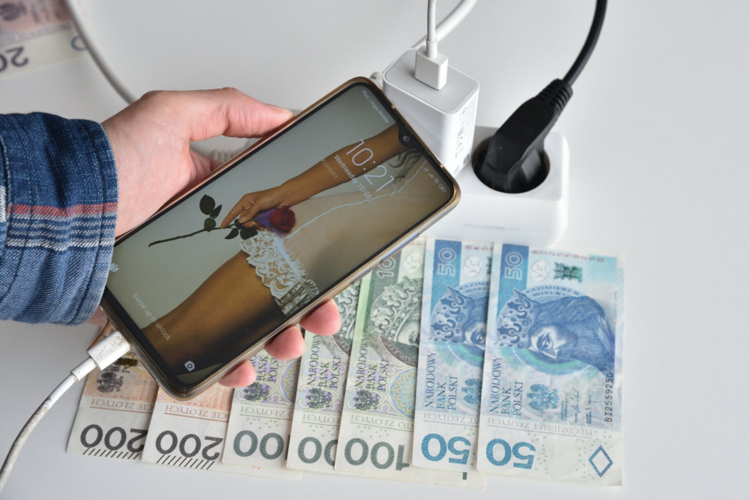 Tyle kosztuje nas pozostawienie ładowarki do telefonu w gniazdku przez rok. Wyliczenia w złotówkach