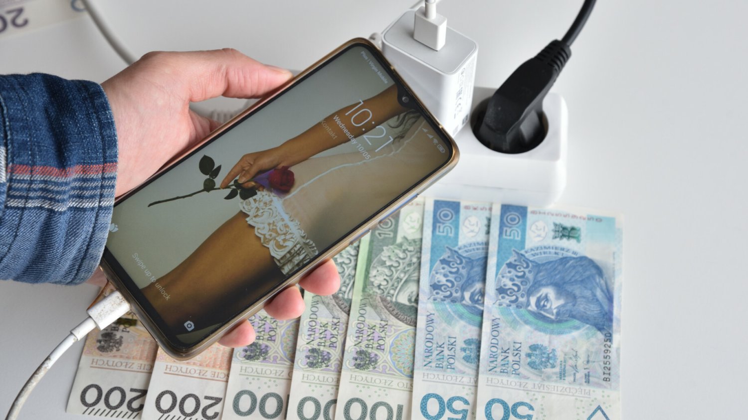 Tyle kosztuje nas pozostawienie ładowarki do telefonu w gniazdku przez rok. Wyliczenia w złotówkach