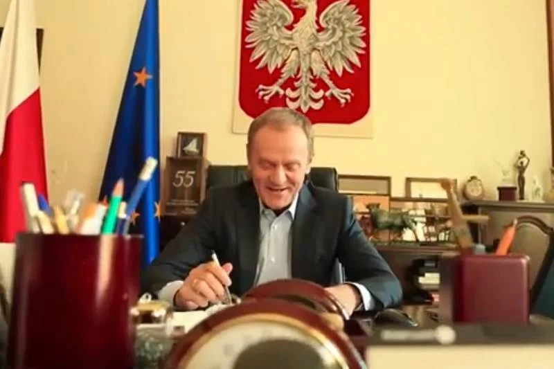 Donald Tusk śpiewa "Hey Jude" i chyba zapowiada koncert Paula McCartneya
