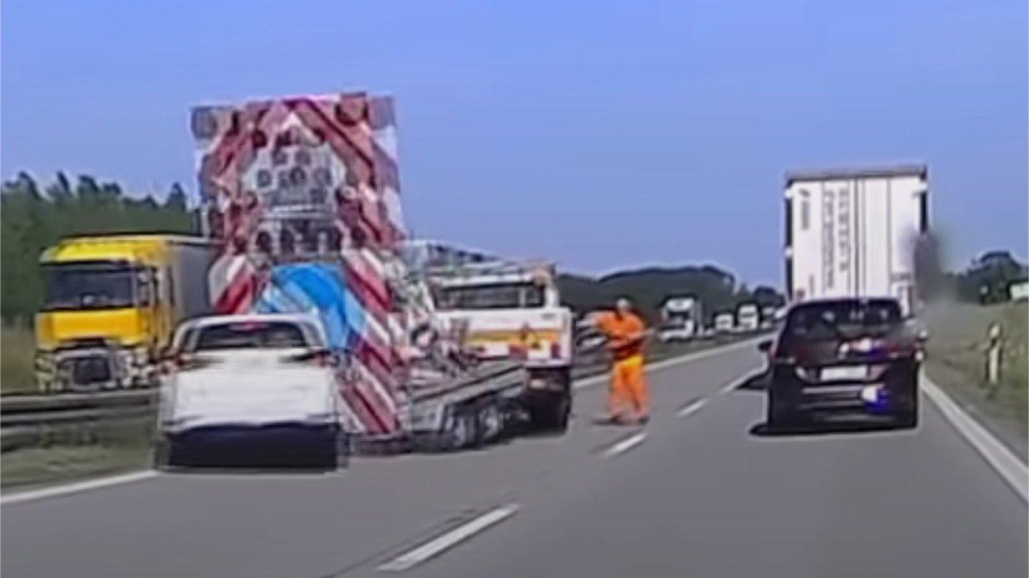 Kierowca Toyoty wjechał w służbę drogową na autostradzie A4. Jest nagranie Kierowca Toyoty wjechał w służbę drogową na autostradzie A4. Jest nagranie