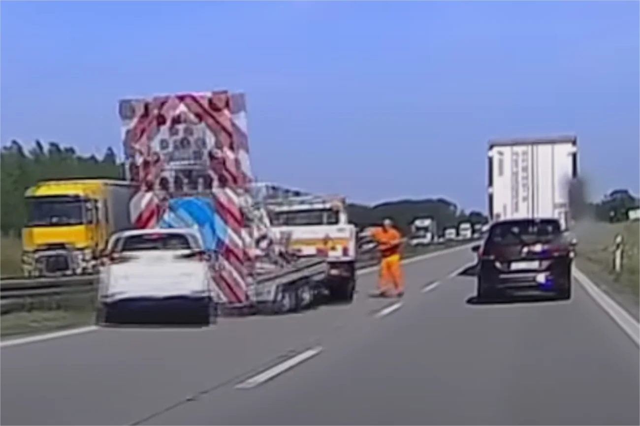 Kierowca Toyoty wjechał w służbę drogową na autostradzie A4. Jest nagranie