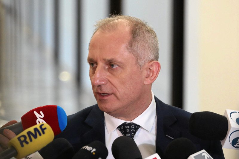 "Macierewicz powinien siedzieć za parę rzeczy" – mówi ostro Neumann, a po chwili uściśla, że to... przenośnia