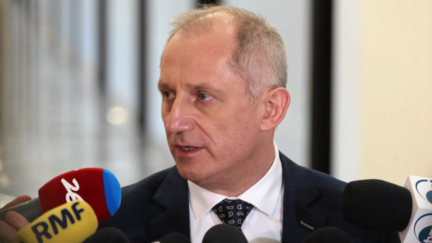 "Macierewicz powinien siedzieć za parę rzeczy" – mówi ostro Neumann, a po chwili uściśla, że to... przenośnia