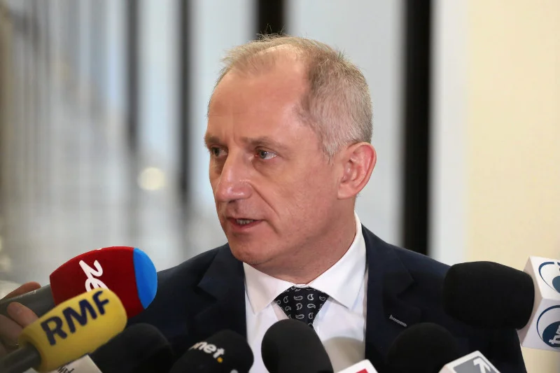 "Macierewicz powinien siedzieć za parę rzeczy" – mówi ostro Neumann, a po chwili uściśla, że to... przenośnia