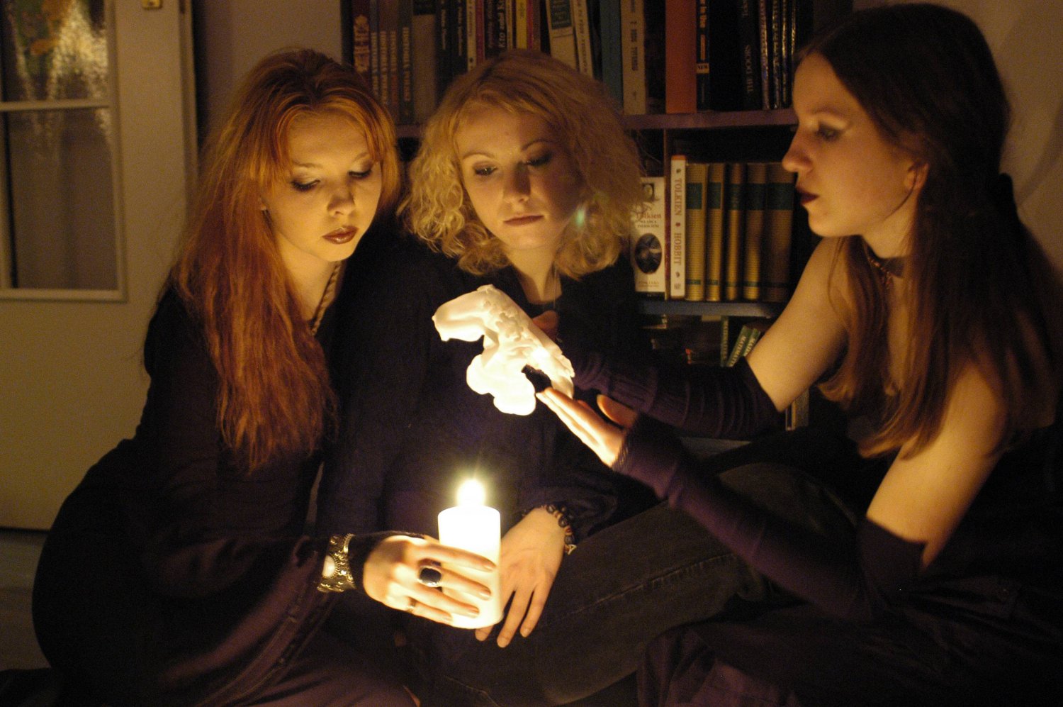 Wróżenie z wosku to wciąż najpopularniejsza zabawa andrzejkowa