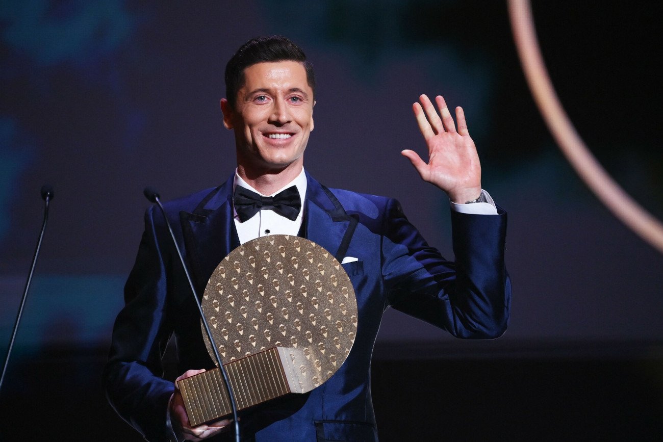 Robert Lewandowski został wybrany najlepszym napastnikiem 2021 roku. W walce o Złotą Piłkę był za to drugi.