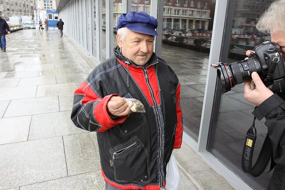 Pan Tadeusz pozuje z zakupionymi monetami