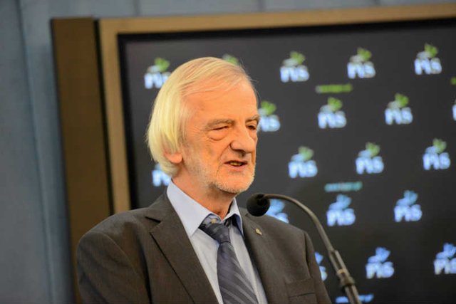 W poniedziałkowym "wSieci" Terlecki komentuje relacje Polski z UE.