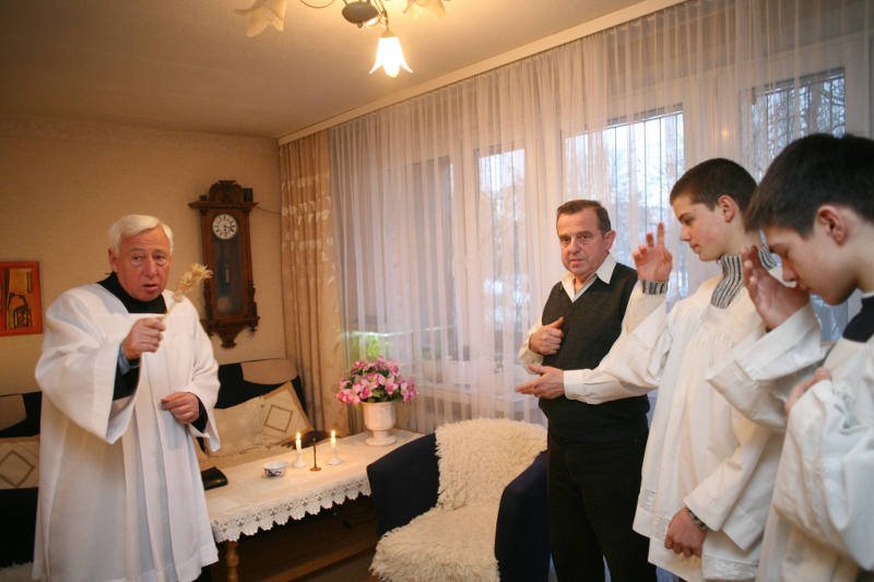 Krakowski ksiądz podczas wizyty duszpasterskiej