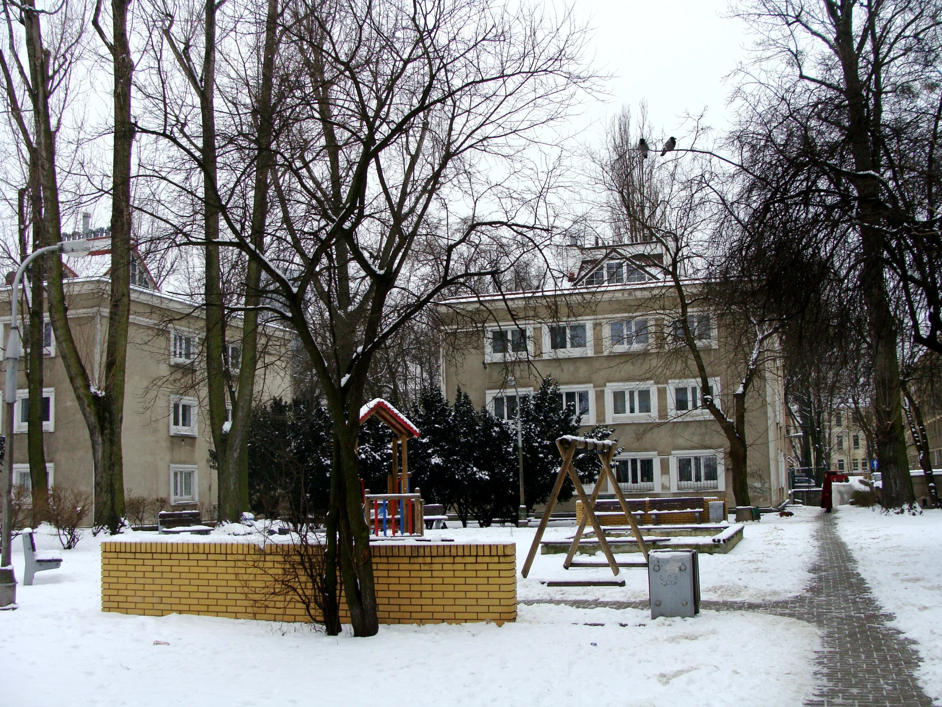 Plac zabaw na jednym z podwórek Muranowa
