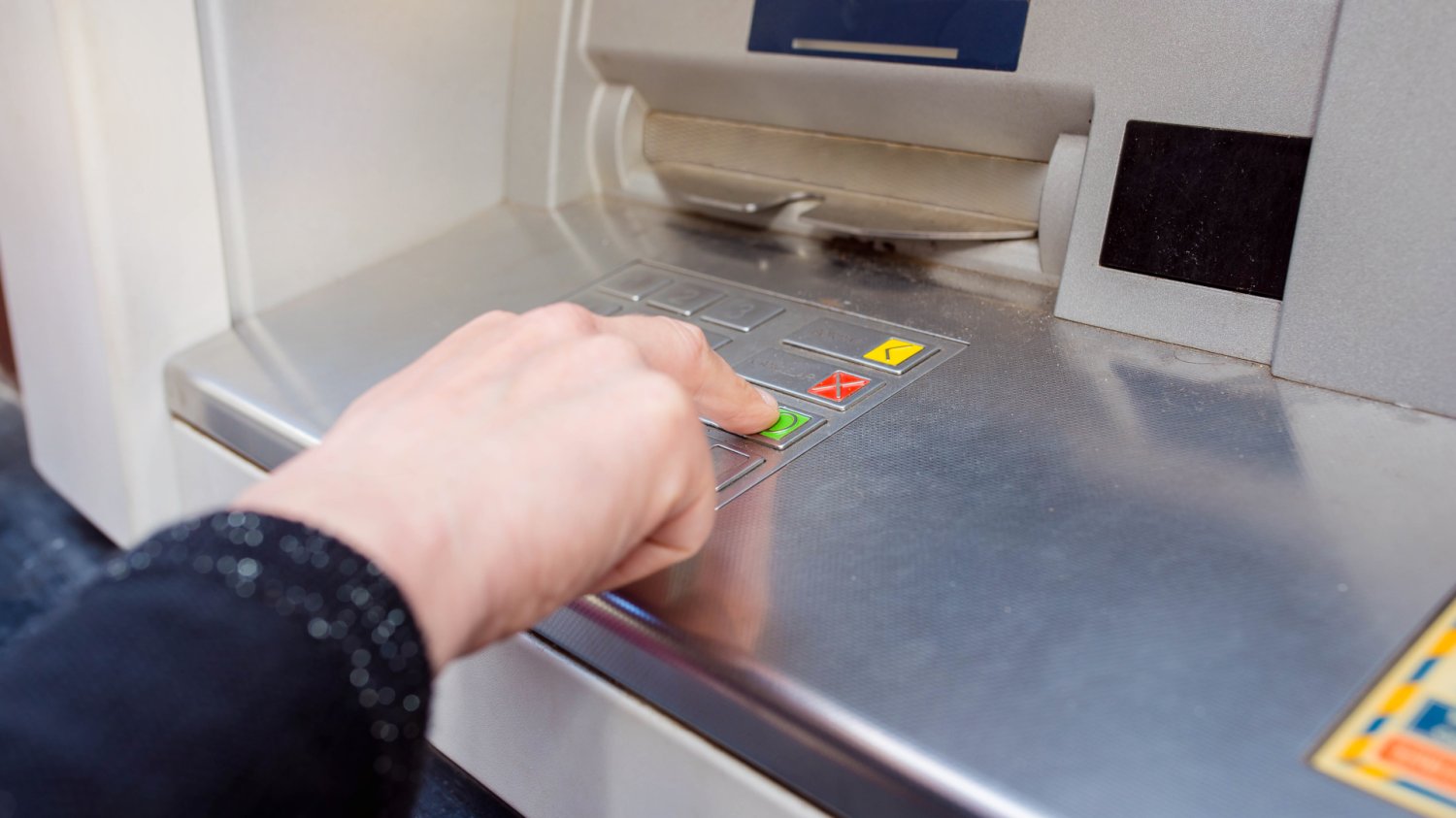 Podwyżka prowizji za wypłatę za bankomatu w 2026 r. Kogo dotyczy?
