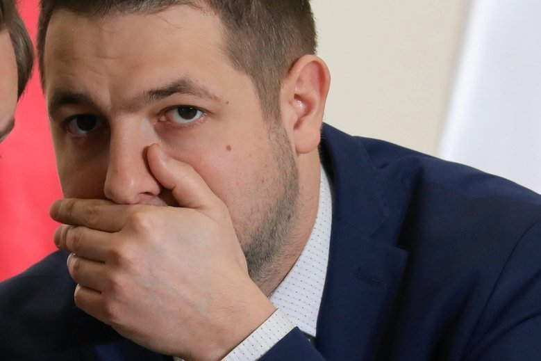 Patryk Jaki znalazł sposób na nieprzychylne mu media. Sam decyduje o tym, kto jest, a kto nie jest dziennikarzem.