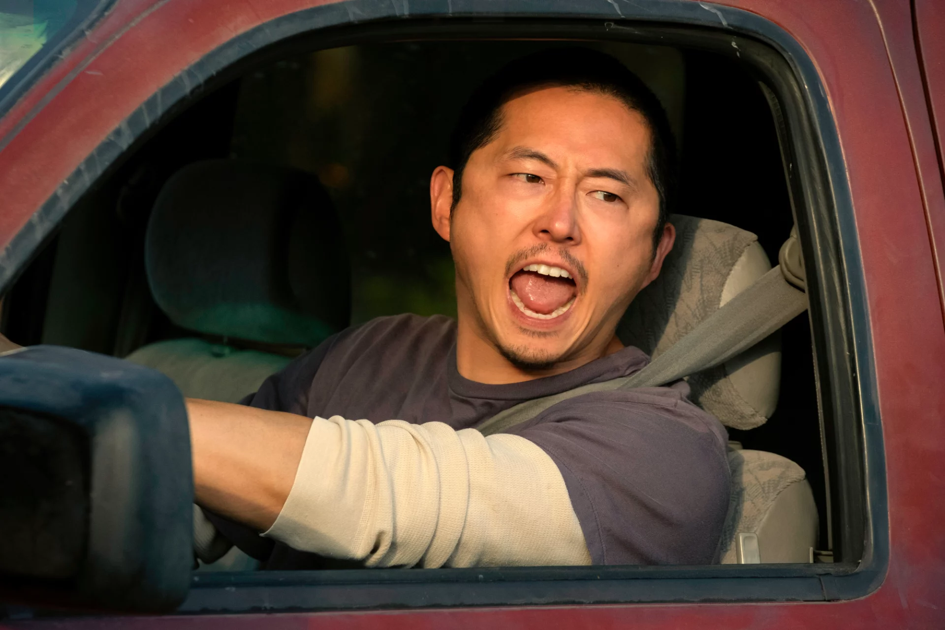 "Awantura" Netflix: recenzja Steven Yeun w serialu "Awantura"
